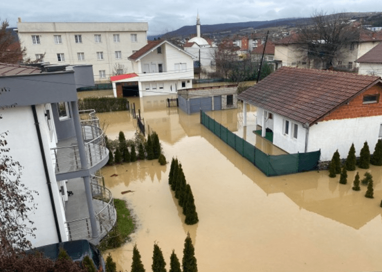 Rrezik për vërshime: IHMK del me paralajmërim pas reshjeve të shiut
