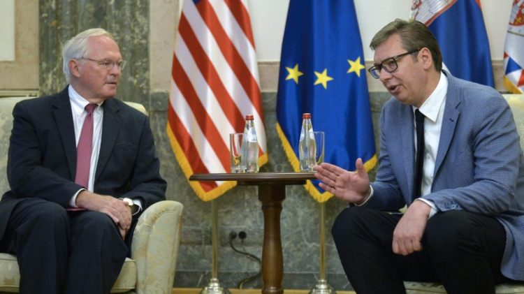 Për dallim nga bota, ambasadori amerikan në Beograd nuk sheh shumë manipulime në zgjedhjet e Serbisë