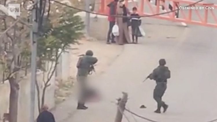 Burra të uniformuar qëllojnë me pushkë palestinezin me probleme mendore( Video+18)