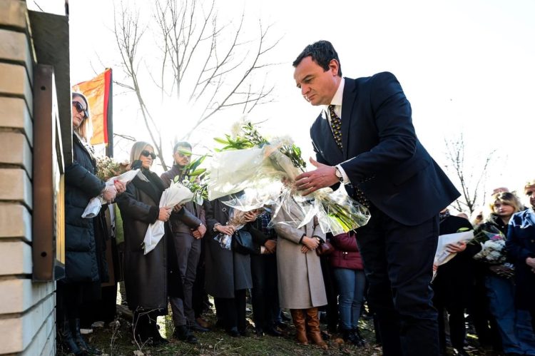 Kryeministri Kurti homazhe për dëshmorët, Hyzri Tallën, Afrim Maliqin e Ilir Durmishin