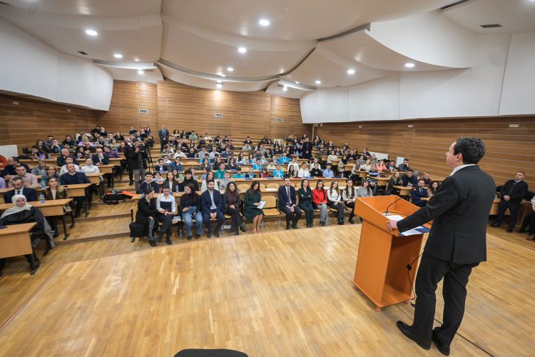 Kurti dhe Nagavci ndajnë shpërblime për nxënësit fitues të garave