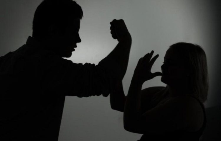 Arrestohet një grua për dhunë në familje