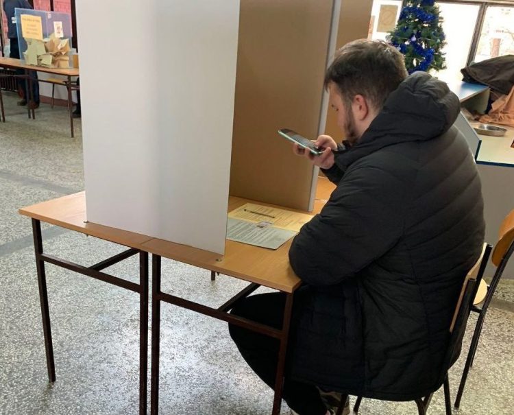 Zgjedhjet ‘demokratike’ në Serbi, Musliu: Njerëzit duhet të fotografojnë votën për të qenë ‘OK’ me Vuçiqin