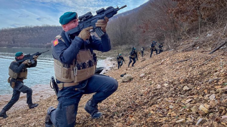 Lagunari italian zhvillon stërvitje specifike në Liqenin e Ujmanit