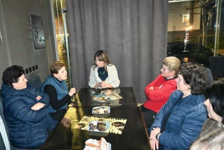 Ministrja Haxhiu takoi Fahrijen dhe gratë e Krushës
