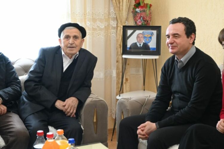 Në ditën e fundit të vitit, Kurti viziton familjen e Afrim Bunjakut në Samadrexhë të Vushtrrisë