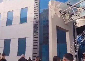 Pamje dramatike pasi zjarri përfshiu qendrën tregtare në Shqipëri, qytetari zbret duke u varur nga jashtë godinës