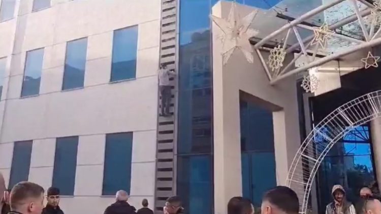 Pamje dramatike pasi zjarri përfshiu qendrën tregtare në Shqipëri, qytetari zbret duke u varur nga jashtë godinës