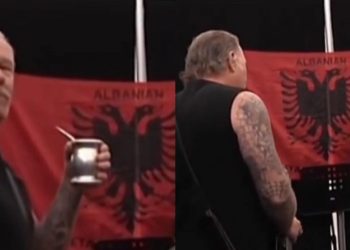 Rorck grupi Metallica shihen duke bërë prova me flamurin e Shqipërisë të vendosur në prapavijë