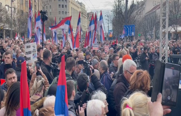 Vala e protestave në Serbi vazhdon
