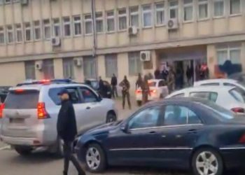 Grabitësit e argjendarisë në Suharekë sillen në gjykatë