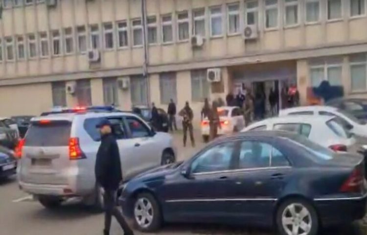 Grabitësit e argjendarisë në Suharekë sillen në gjykatë