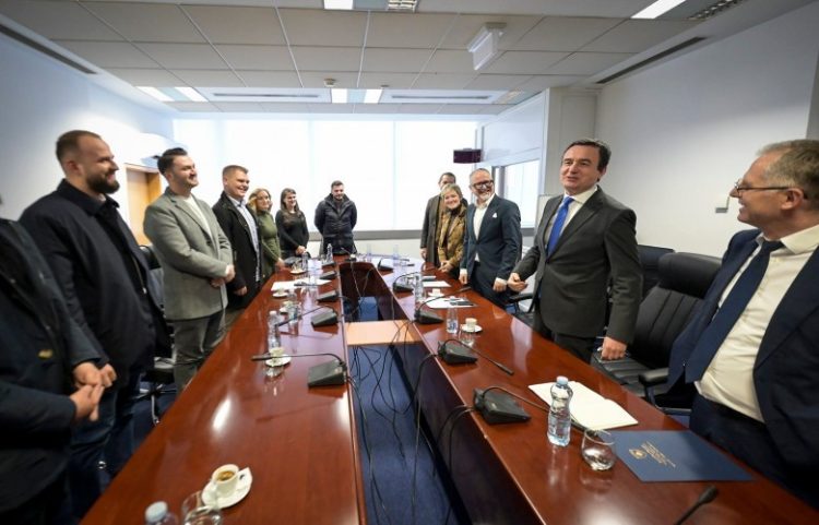 Kurti takon specializantët e mjekësisë të Luginës, u premton mbështetje