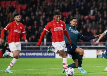 PSV barazon me Arsenal dhe kalon në rrethin tjetër