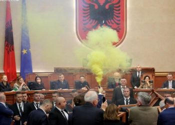 Tensionet në Kuvendin e Shqipërisë, përjashtohen 3 deputetë të opozitës