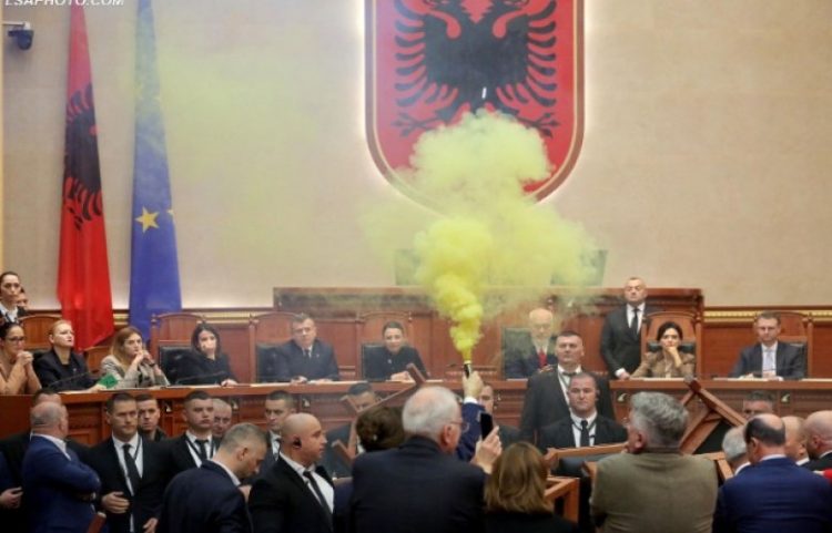 Tensionet në Kuvendin e Shqipërisë, përjashtohen 3 deputetë të opozitës