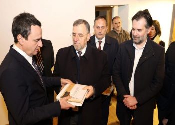 Kurti me Tërnavën vizitojnë xhaminë e Çarshisë së Novobërdës