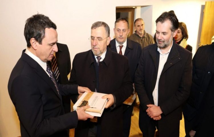 Kurti me Tërnavën vizitojnë xhaminë e Çarshisë së Novobërdës
