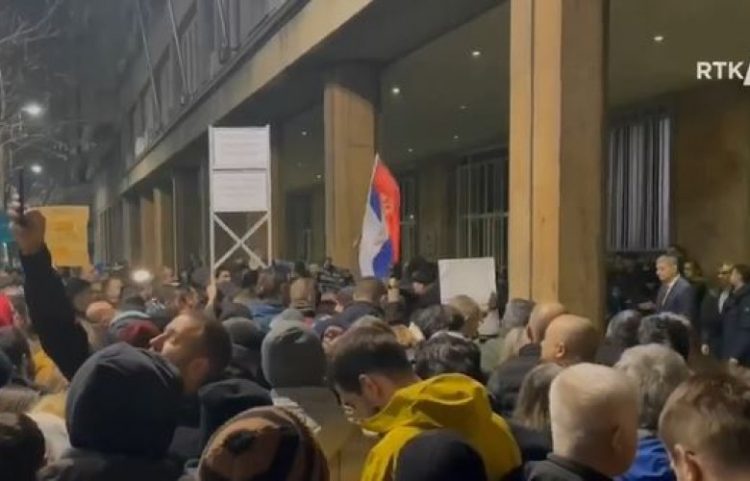 Vjedhje votash në zgjedhjet në Serbi (VIDEO)