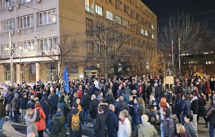 Protesta kundër Vuçiqit në Serbi, dyshohet për vjedhje votash