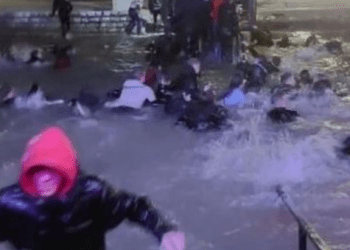 Kishte qindra klientë brenda, fundoset lokali i ndërtuar mbi lumë në Beograd