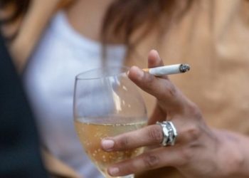Objektivi i çuditshëm i shqiptarëve për 2024, synojnë të heqin dorë nga rrjetet sociale, por jo nga veset si cigarja, alkoli…
