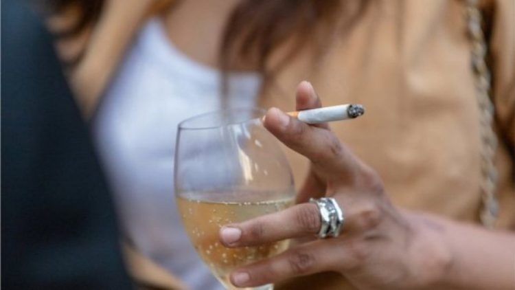 Objektivi i çuditshëm i shqiptarëve për 2024, synojnë të heqin dorë nga rrjetet sociale, por jo nga veset si cigarja, alkoli…