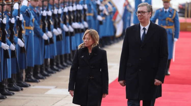 Meloni në Serbi dërgon Fiat Panda, kurse në Shëngjin emigrantët