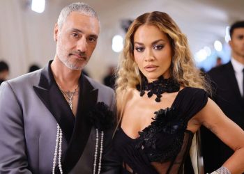 Rita Ora dhe Taika Waititi ia marrin valles me këngë shqip (Video)