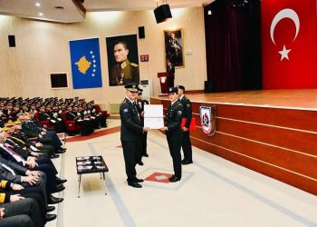 Dy pjesëtarë të FSK-së diplomojnë në Akademinë Ushtarake të Izmirit