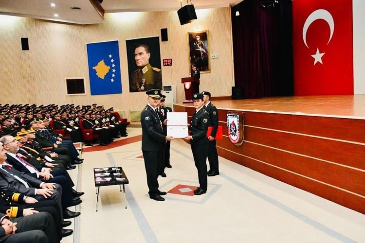 Dy pjesëtarë të FSK-së diplomojnë në Akademinë Ushtarake të Izmirit