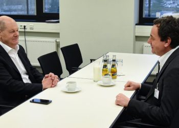 Kryeministri Kurti takohet me kancelarin gjerman Scholz në margjinat e kongresit të SPD-së (FOTO)