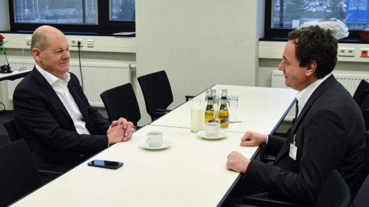 Kryeministri Kurti takohet me kancelarin gjerman Scholz në margjinat e kongresit të SPD-së (FOTO)