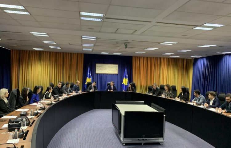 Kurti: Të përkushtuar për rritjen e punësimit të komuniteteve joshumicë