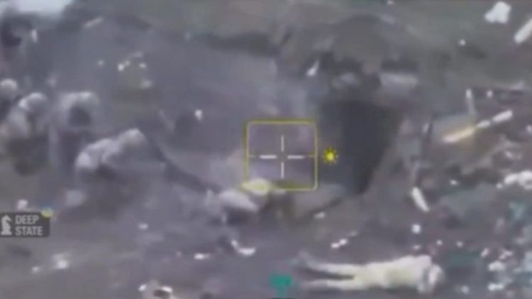 Pavarësisht se u dorëzuan dhe dolën nga gropa me duart e ngritura lart, ushtarët ukrainas ekzekutohen nga rusët (Video18+)