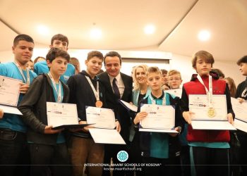 Kryeministri Kurti dhe ministrja Nagavci shpërblejnë nxënësit e shkollës Maarif, dega në Prishtinë