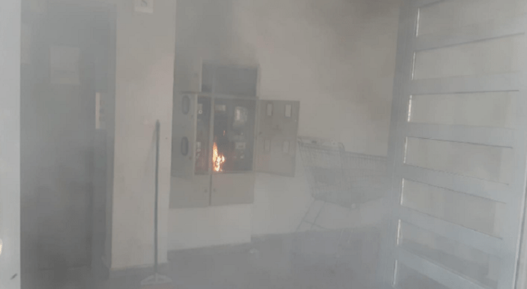 Digjen orët e rrymës në një banesë