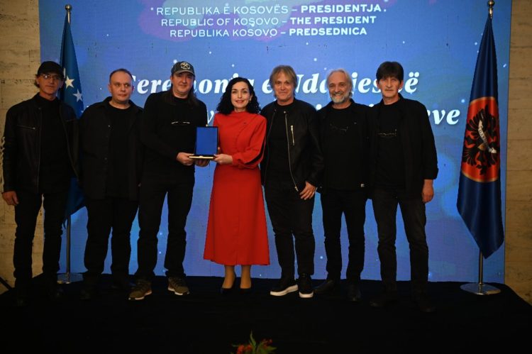 Presidentja Osmani nderon me medalje rock grupet Minatori, Gjurmët, Elita 5 e të tjerë