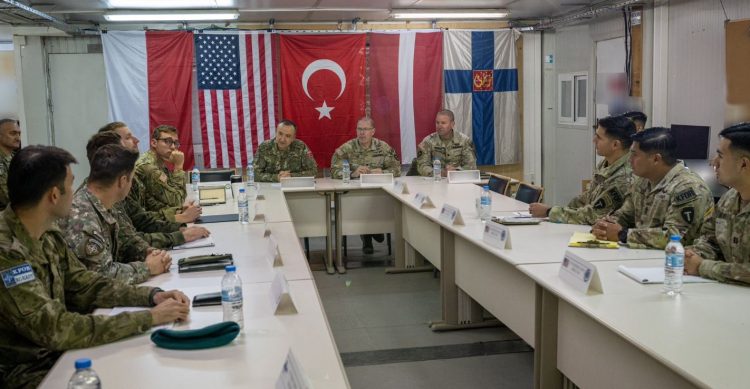 Komandanti i KFOR-it qëndron për vizitë në Kampin e KFOR-it në Maxhunaj të Vushtrisë