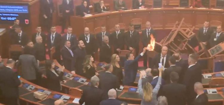 Kuvendi i Shqipërisë/ Sali Berisha përjashtohet për 10 ditë bashkë me pesë deputetë të tjerë