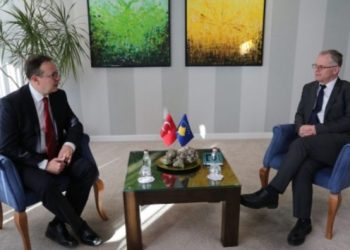 Bislimi takohet me ambasadorin turk, flasin për raportet në mes dy shteteve