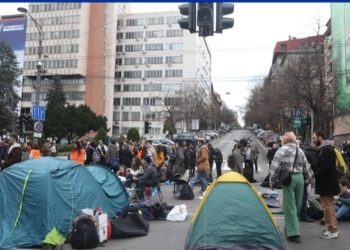 Beograd, studentët bllokojnë për 24 orë një nga rrugët kryesore të qytetit