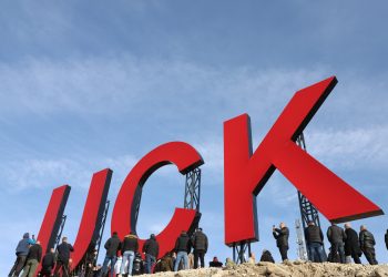 Përurohet obelisku me shkronjat “UÇK” në Mitrovicë