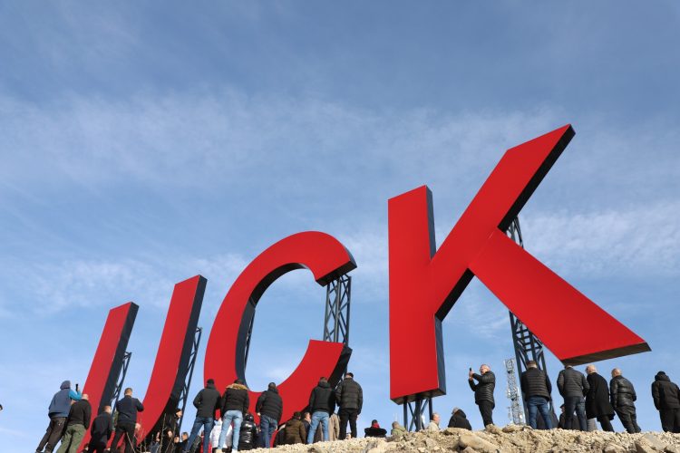 Përurohet obelisku me shkronjat “UÇK” në Mitrovicë