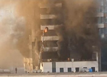 Zjarri në Lushnje: Personat e bllokuar brenda objektit janë shpëtuar, banorët e afiksuar janë jashtë rrezikut për jetë