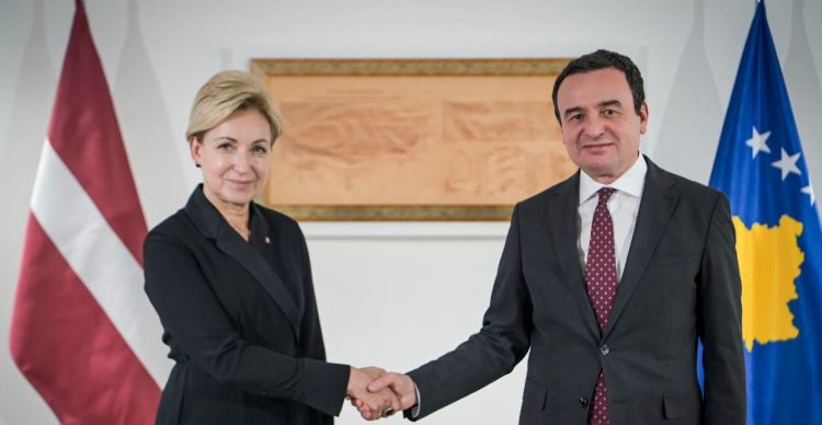Kurti i bën ftesë zyrtare për vizitë në Kosovë kryeministres së Letonisë