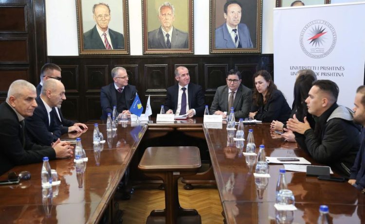 Bislimi vizitoi Qendrën e studentëve me nevoja të veçanta në Universitetin e Prishtinës