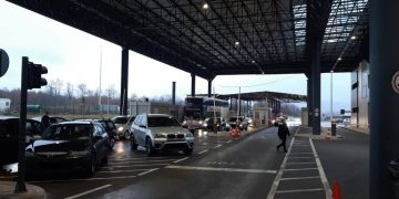 Ardhja e mërgimtarëve në Kosovë, më tepër se dy orë pritje te Dheu i Bardhë