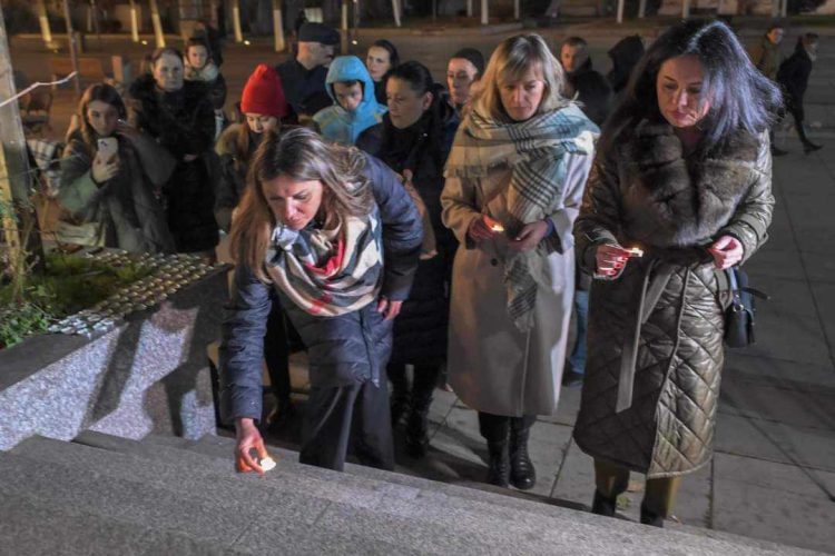 Ndizen qirinj në nderim të Liridona Ademajt para Teatrit Kombëtar