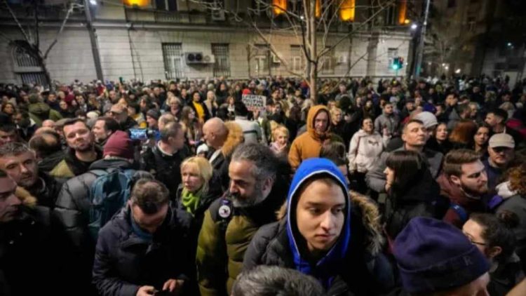 Opozita në Beograd proteston duke kërkuar anulimin e zgjedhjeve